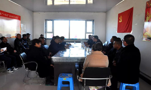 政务 图片      会上,喇嘛甸镇牛家窝堡村党支部书记任大勇代表村班子